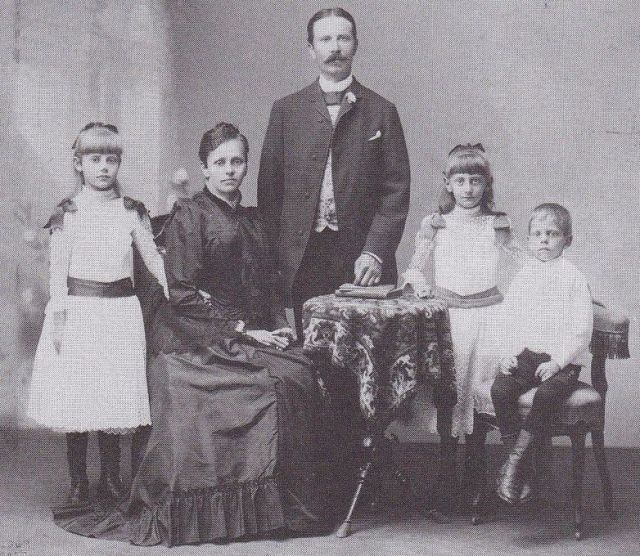Hanns Klemm 1891 links Eltern und Geschwister